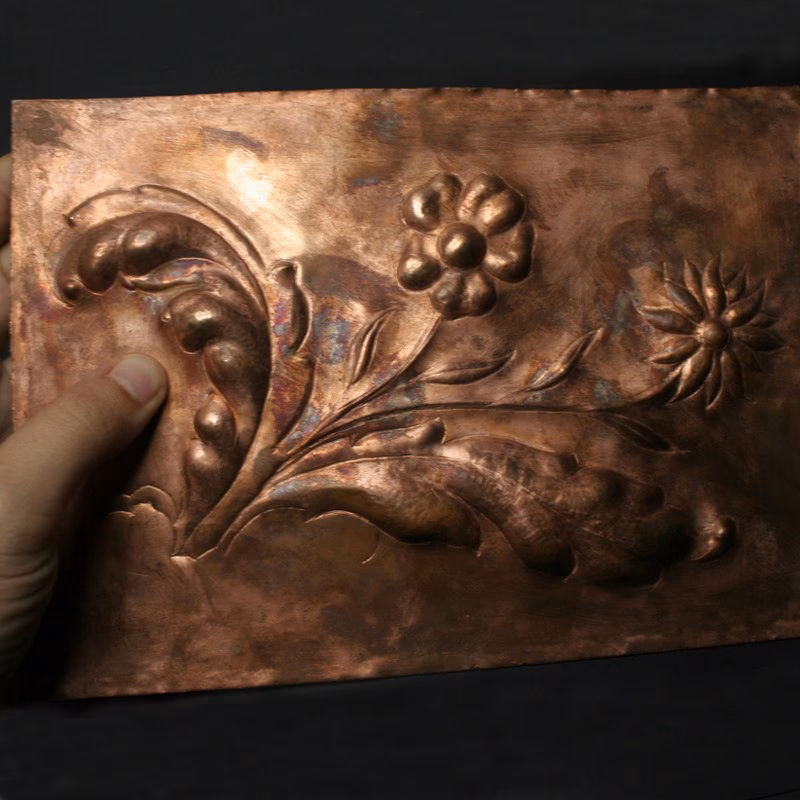 ¿Qué metal se usa para repujado?